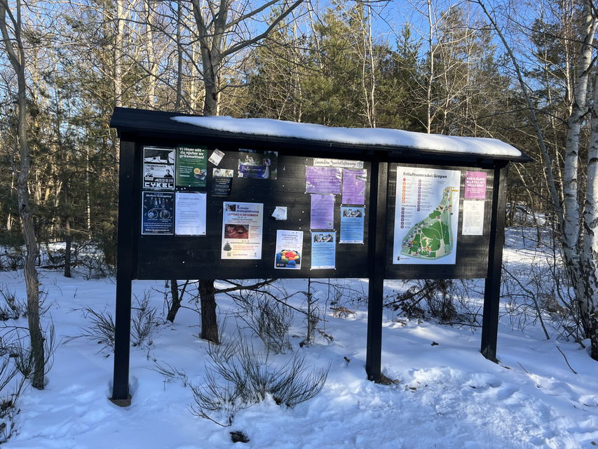 Anslagstavla och områdeskarta