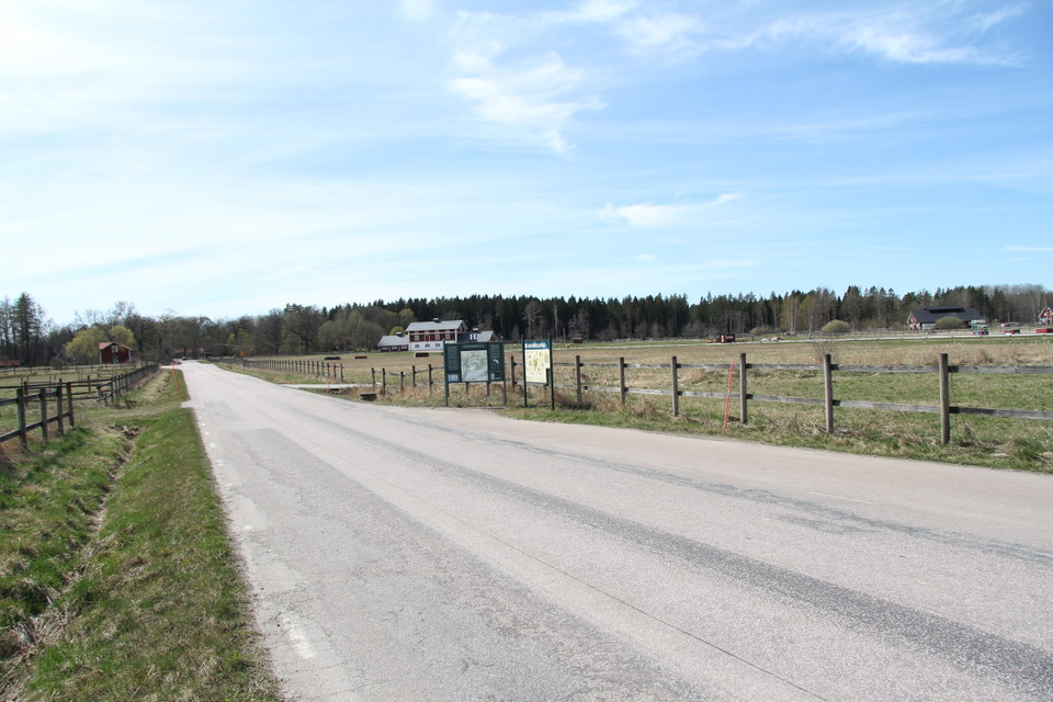 Informationstavlor över naturreservatet stående efter en väg.