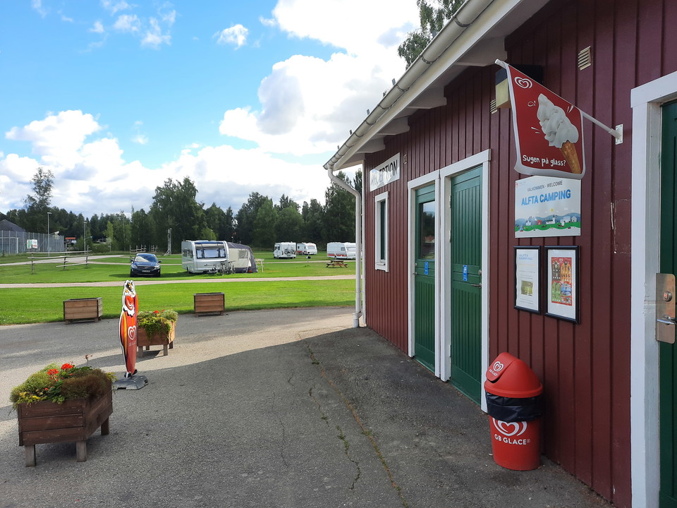 Entrébyggnad med campingen i bakgrunden