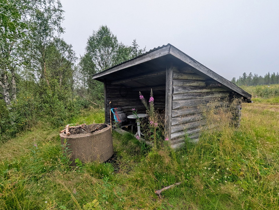 Vindskydd med eldstad vid Stor-Härjeåvallen