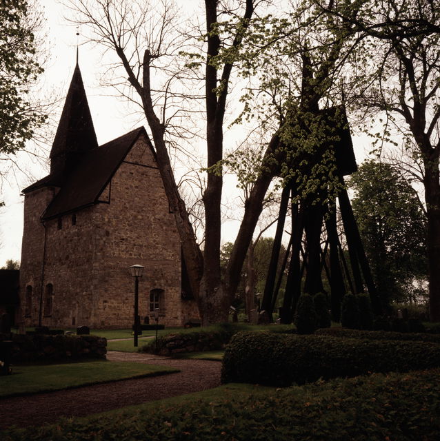 Hossmo kyrka och klockstapel