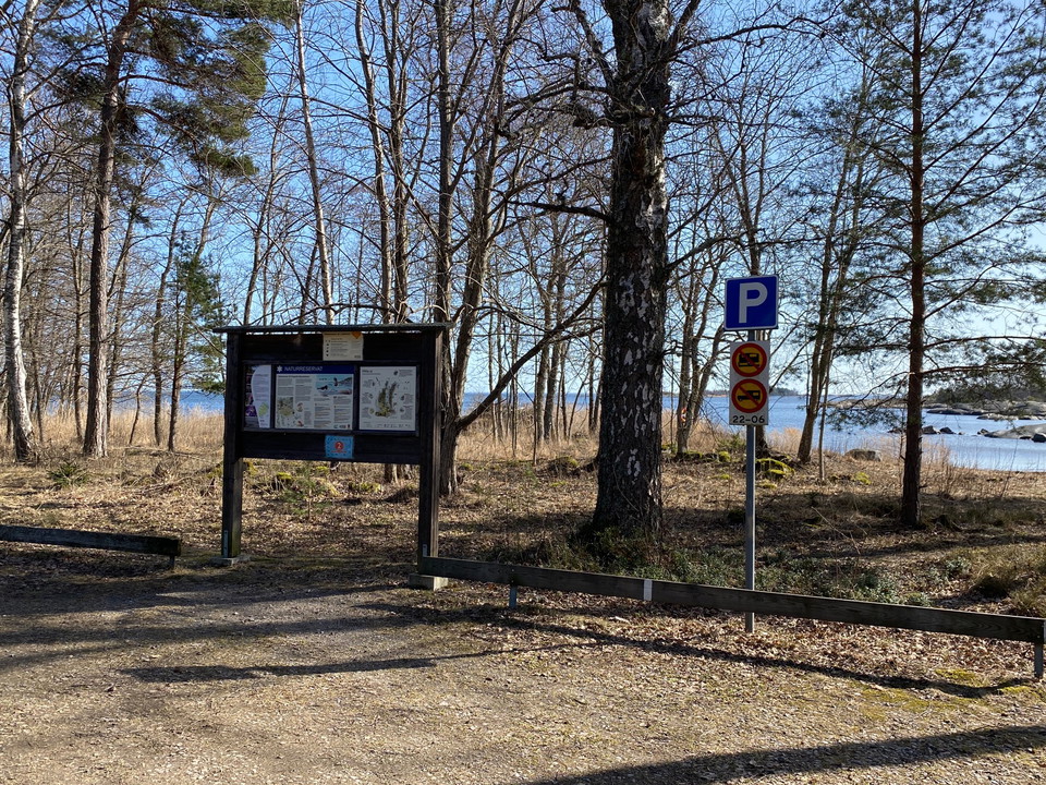 Parkeringsplats med informationsskylt