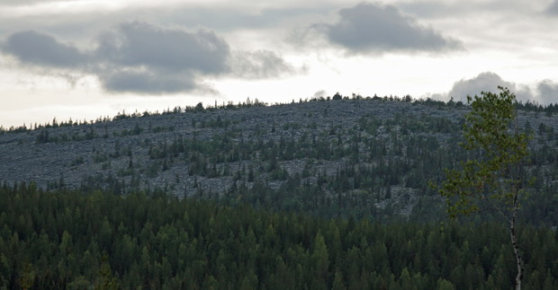 Berget består till stor del av lösa block på grund av frosten.