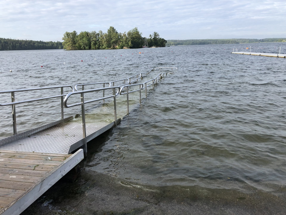 Tillgänglighetsramp som går ut i vattnet