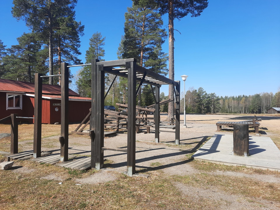 Olika redskap på utegymmet