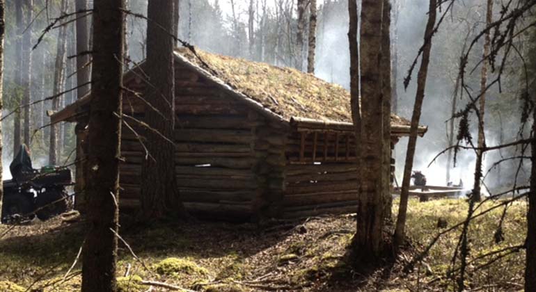 Ladan i Mördarheden, I bakgrunden skymtar röken från fagningen (årsgammalt gräs och löv eldas).