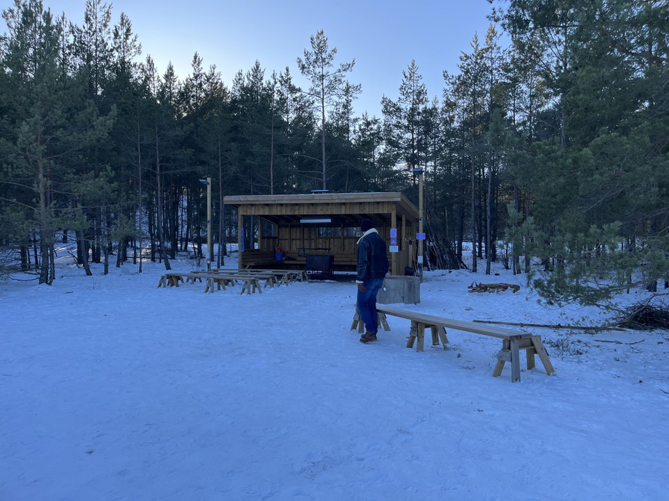 Bild över området framför med vindskyddet i bakgrunden