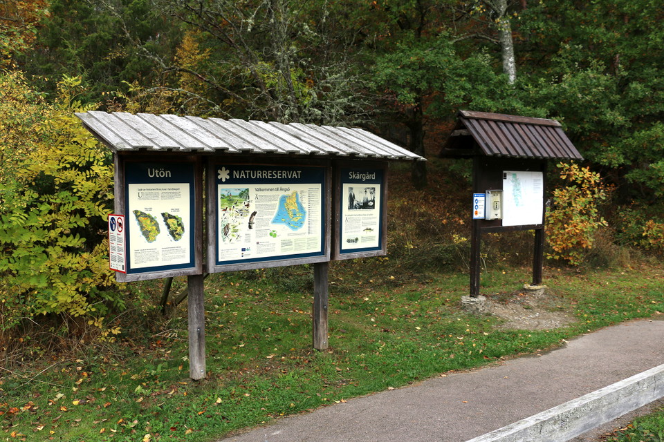 Informationstavlor på en träställning.