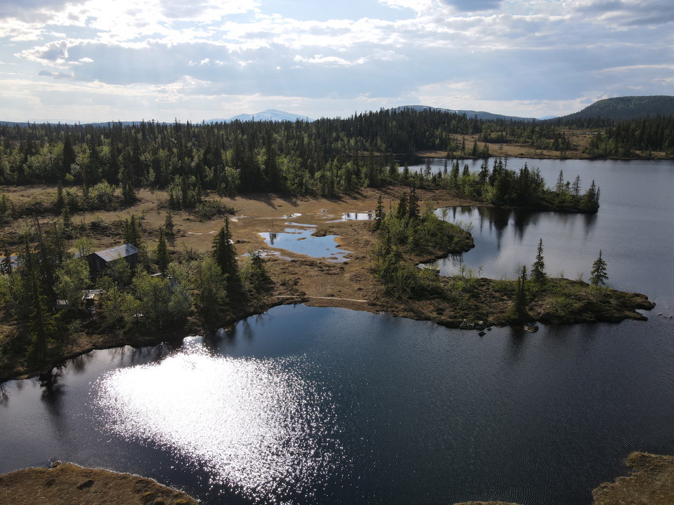 Ekolägret vid Djuptjärn och Stor-Jouten till vänster i fjärran.