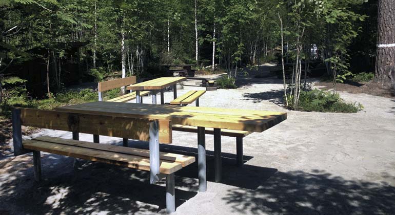 Entré med tillgängliga rastbord och grillplats, Skärmarbodabergen.