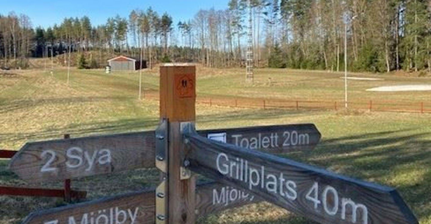 Sya skidstadion, vägvisningskyltar.
Rundslinga Sya.
Mjölby