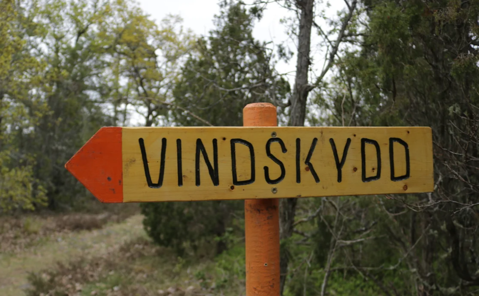 Pil mot vindskyddet från Kalmarsundsleden