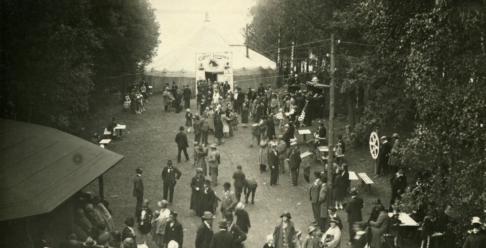 Besökare i parken utanför cirkustältet för Cirkus Lassa Adolfi. 