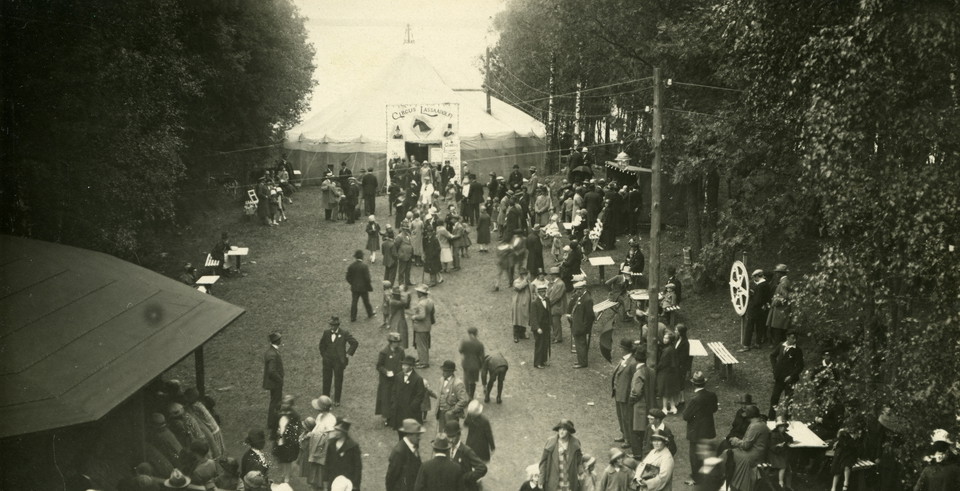 Besökare i parken utanför cirkustältet för Cirkus Lassa Adolfi. 