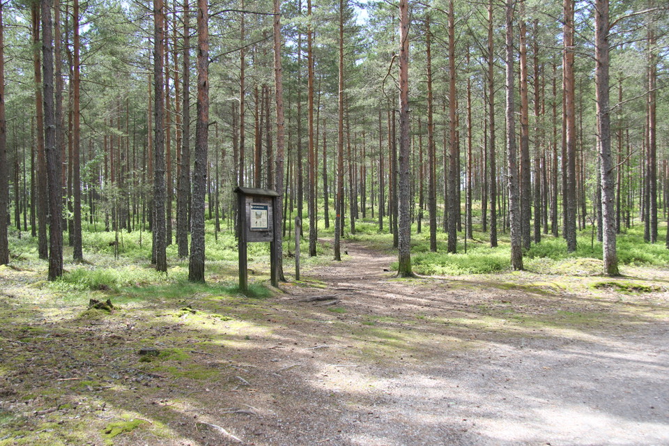 Informationstavla på håll.