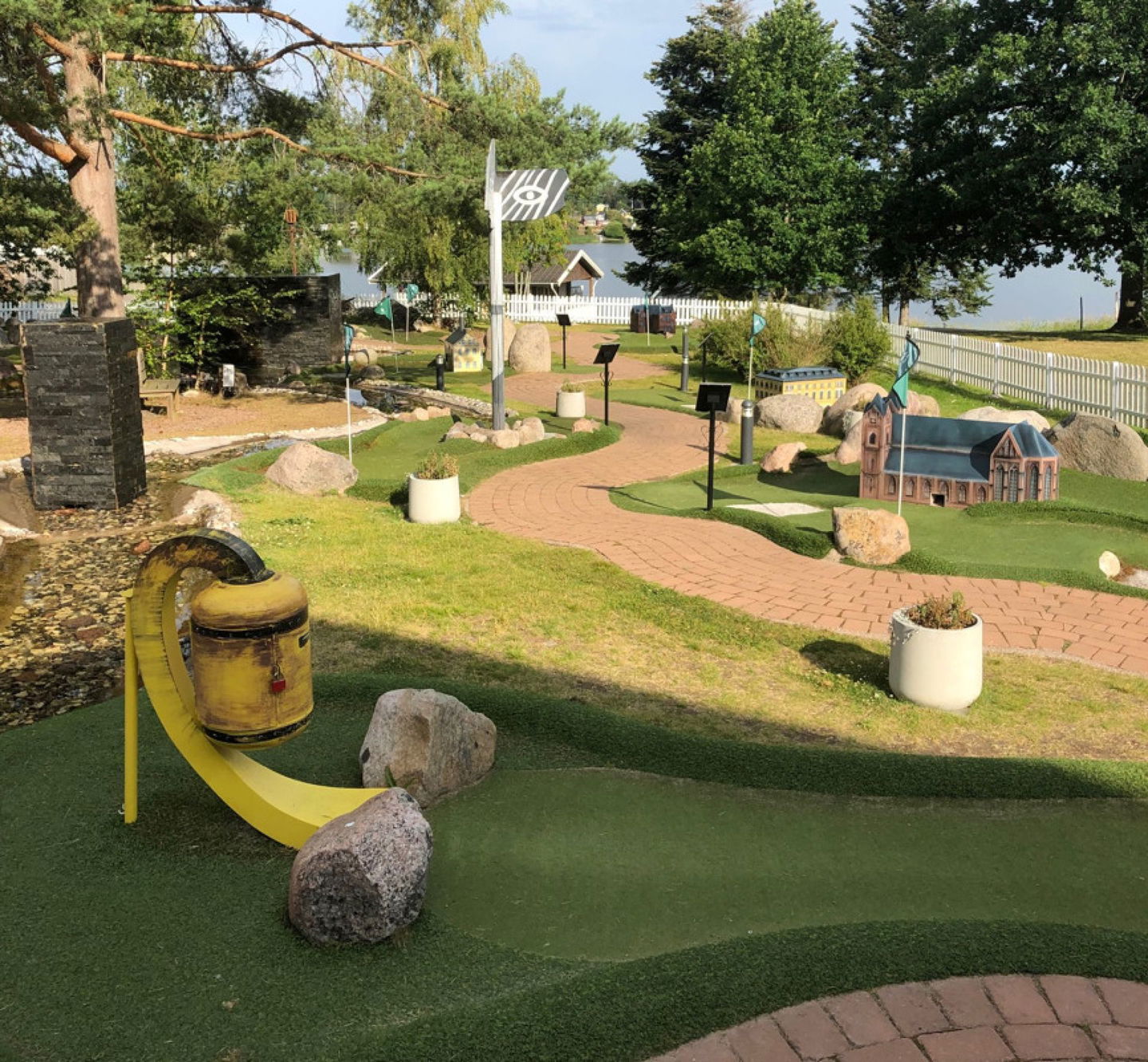 Äventyrsgolf på Herrgårdscampingen i Kristinehamn.
