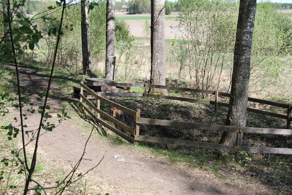 Jungfrukällan med trästaket runtikring.