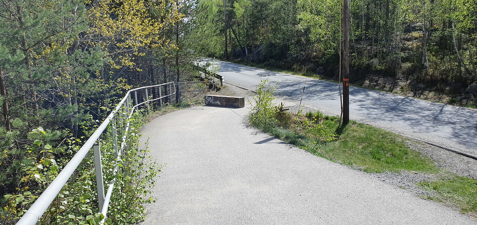Gång- och cykelvägen ansluter till en asfalterad mindre bilväg.  Gång- och cykelvägen har ett räcke på vänster sida. Vid anslutningen finns ett betongblock, för att hindra bilar från att köra upp på gång- och cykelvägen. 