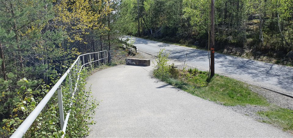 Gång- och cykelvägen ansluter till en asfalterad mindre bilväg.  Gång- och cykelvägen har ett räcke på vänster sida. Vid anslutningen finns ett betongblock, för att hindra bilar från att köra upp på gång- och cykelvägen. 