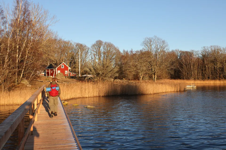 Broarna tar dig över Boksundet och Kohagesundet. 