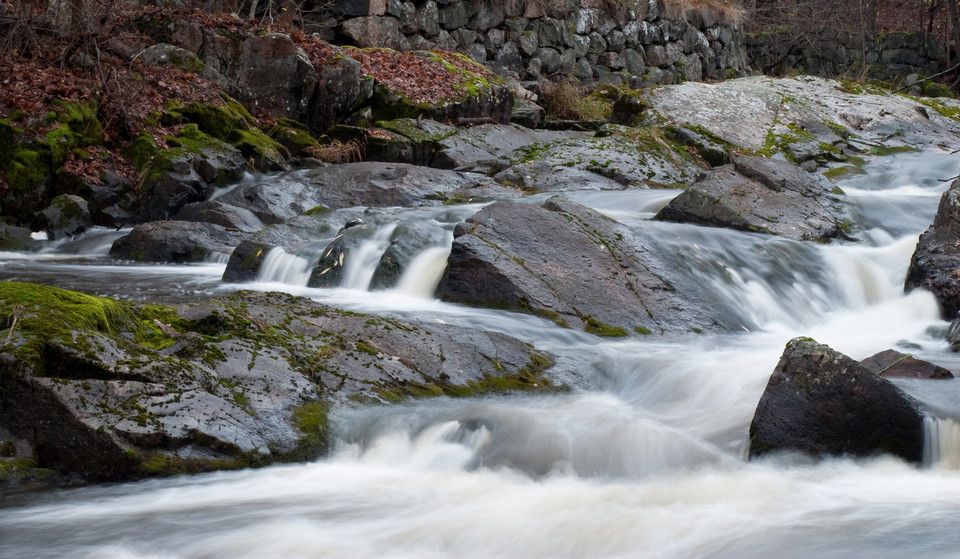 Vattnet forsar runt stenar.