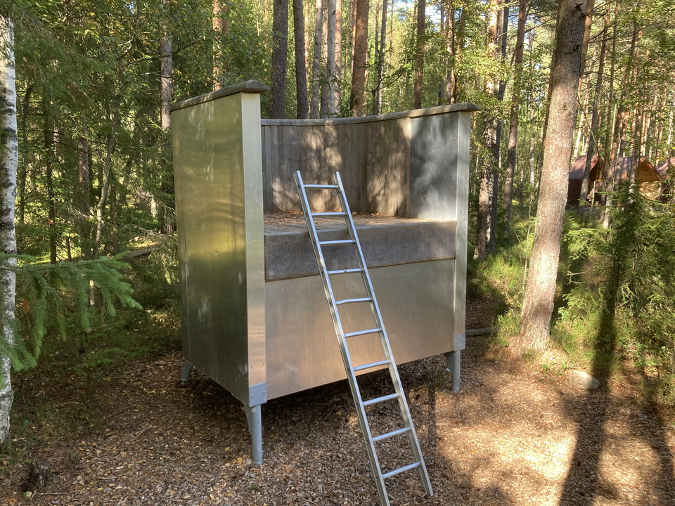 Ett konstverk som föreställer stolen "Aluminium" av Mats Theselius