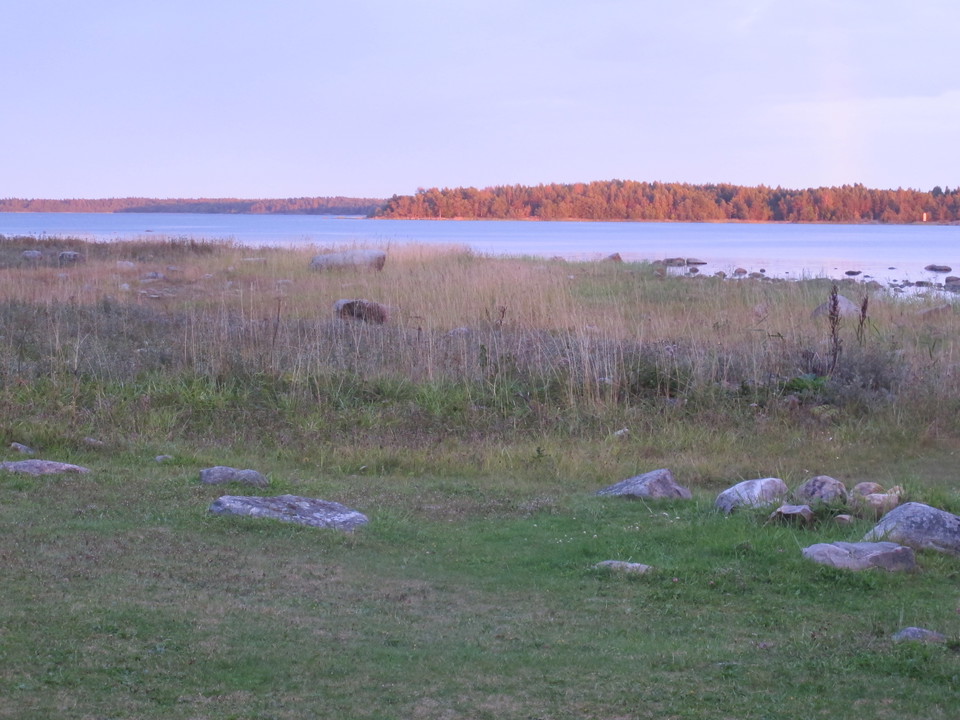 En strandäng leder ner till havet. 