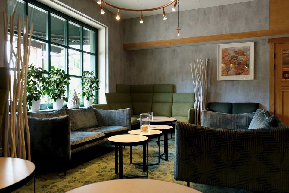 Ett rum med soffor och bord.