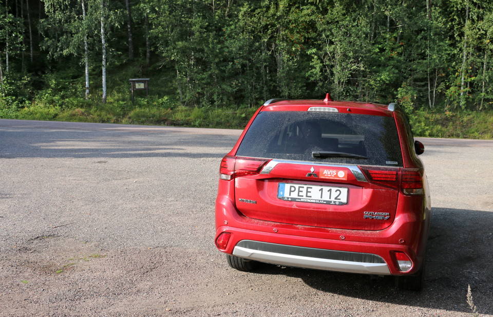 Bil parkerad i en vägficka mittemot vattenfallet Brudslöjan.