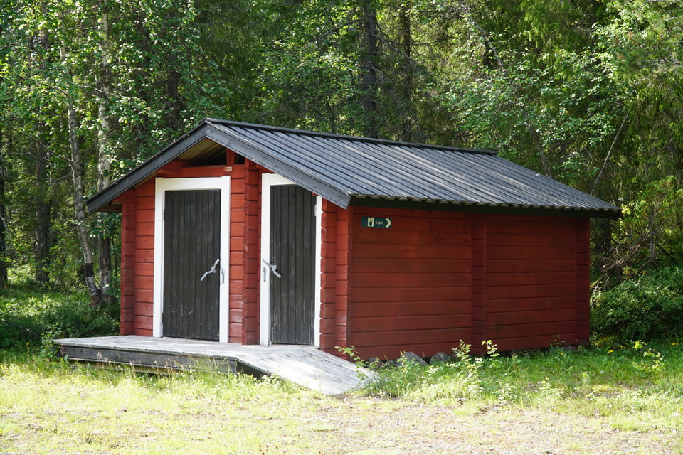 Utedassen vid parkeringen