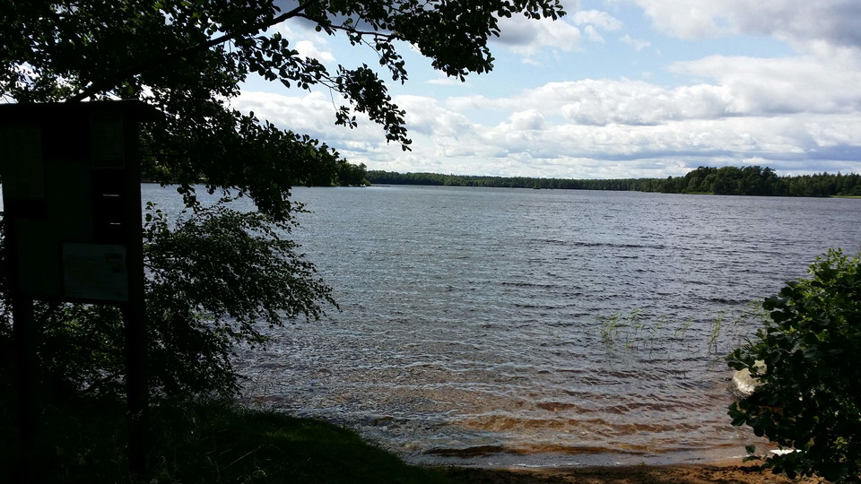 Stillsamt naturbad nära