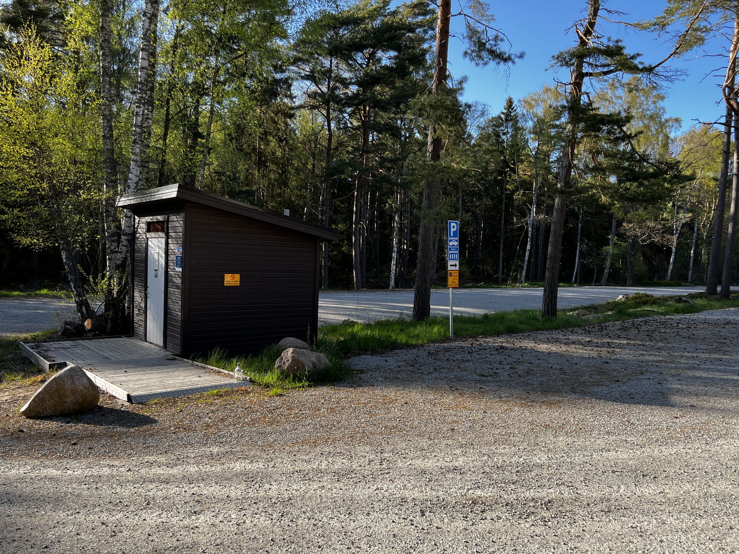 tillgänglighetsanpassat dass sett från parkeringen
