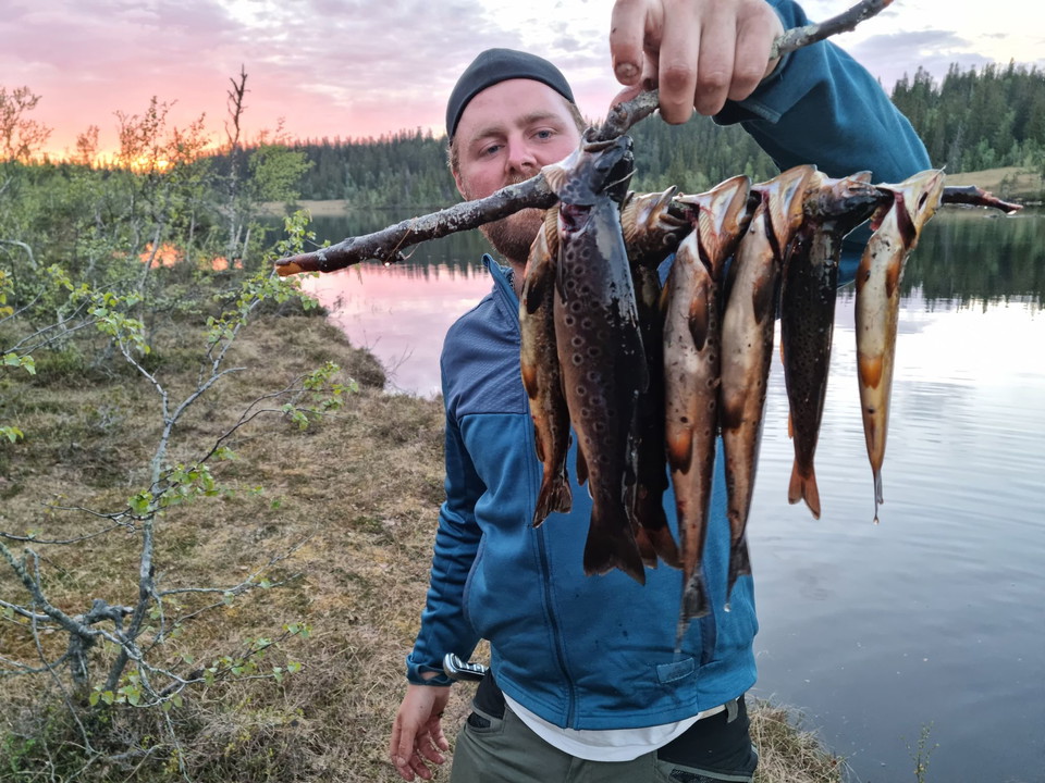 Fint fiske i tjärnen vid lägret.