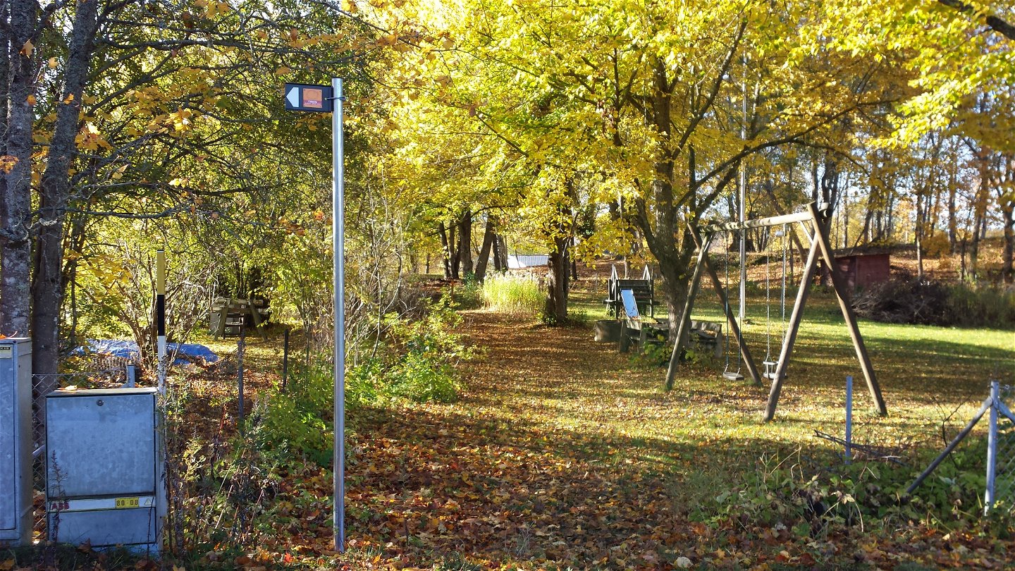 Passagen intill Lindgården, sett från Lindgårdsvägen.
