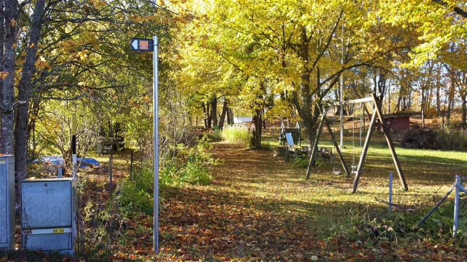 Passagen intill Lindgården, sett från Lindgårdsvägen.