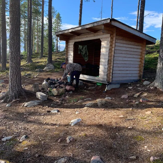 Vindskydd vid Korskällatjärnen som funkar för övernattning