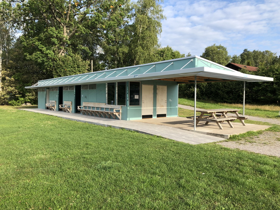 Omklädningsrum och toaletter finns här