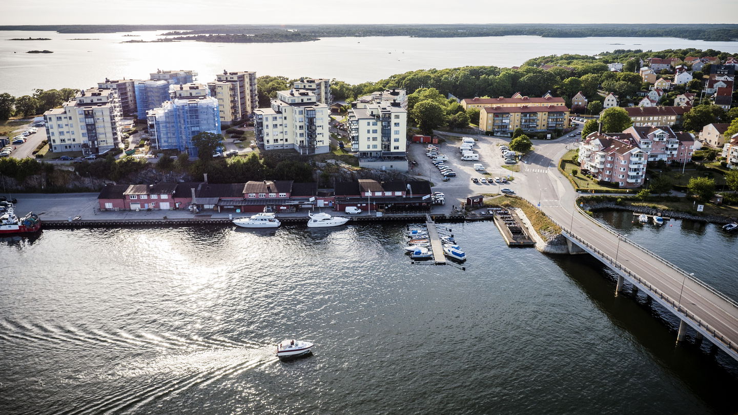 Båt som passerar i Saltösund