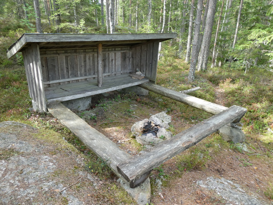Vindskydd med eldstad