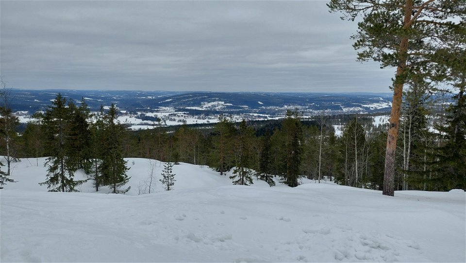 Utsikt vintertid mot Selångersdalen från Klissbergsstugan