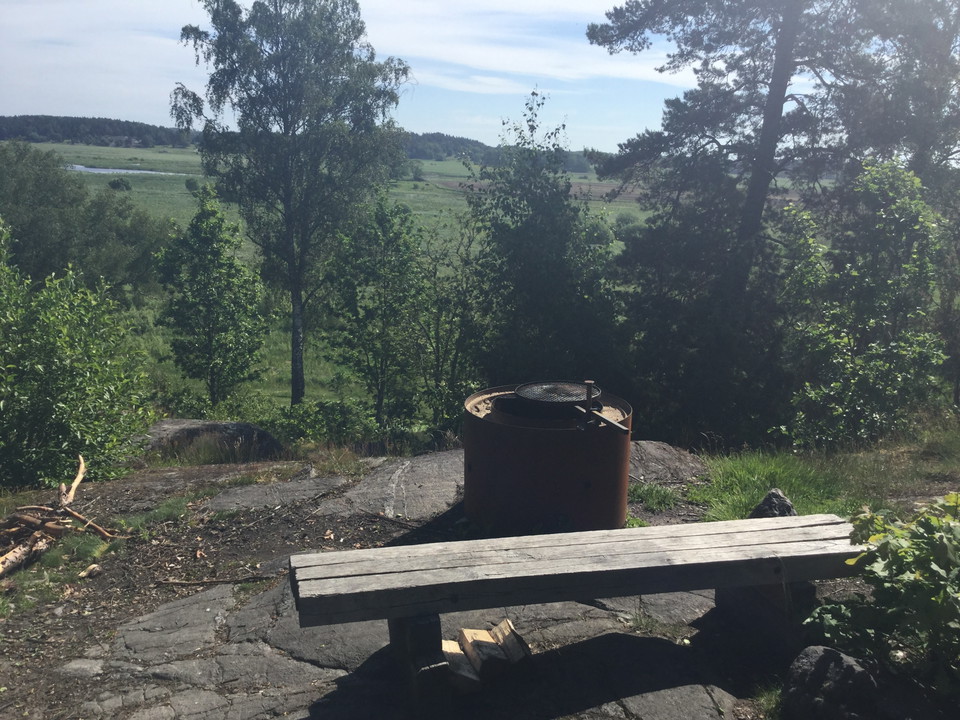 Eld- och grillplats vid Klosterbacken. Ta med egen ved!