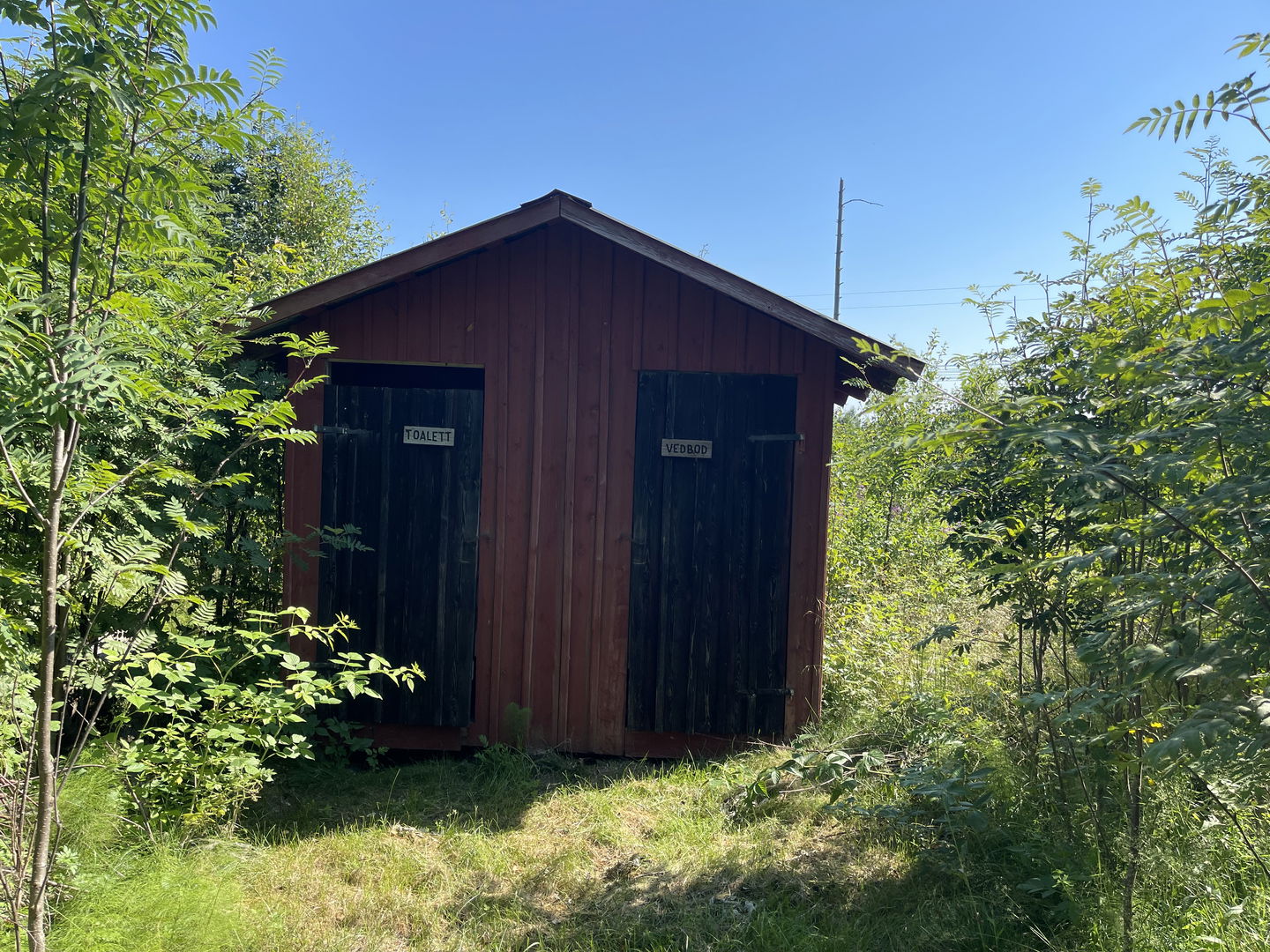 Toalett och vedbod