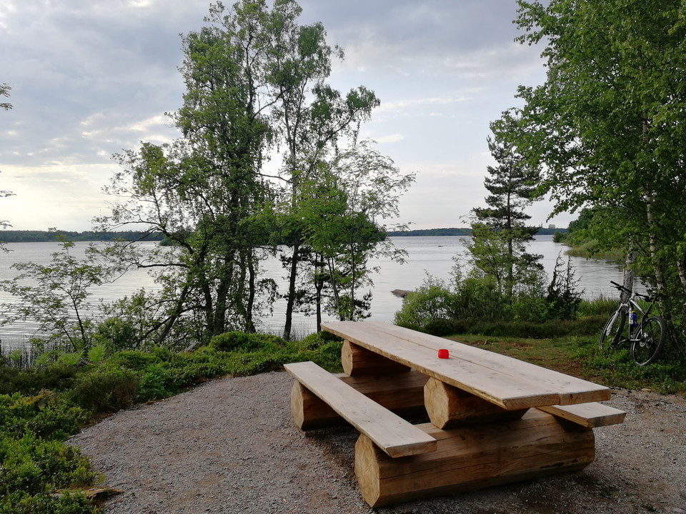 Bänkbord med utsikt nära