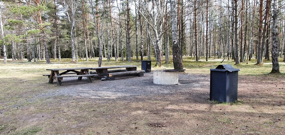 Sitt gärna ned och njut av området.  Här finns också en grillplats.