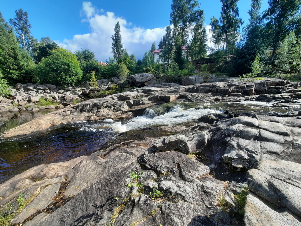 Campingen ligger i anslutning till älven Voxnan som bjuder in till bad och sol