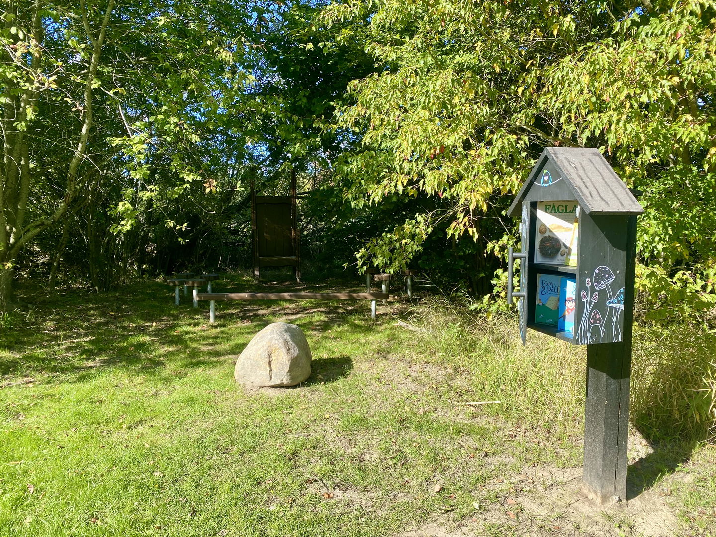 Låna gärna en bok och slå er ner i sagogläntan. 