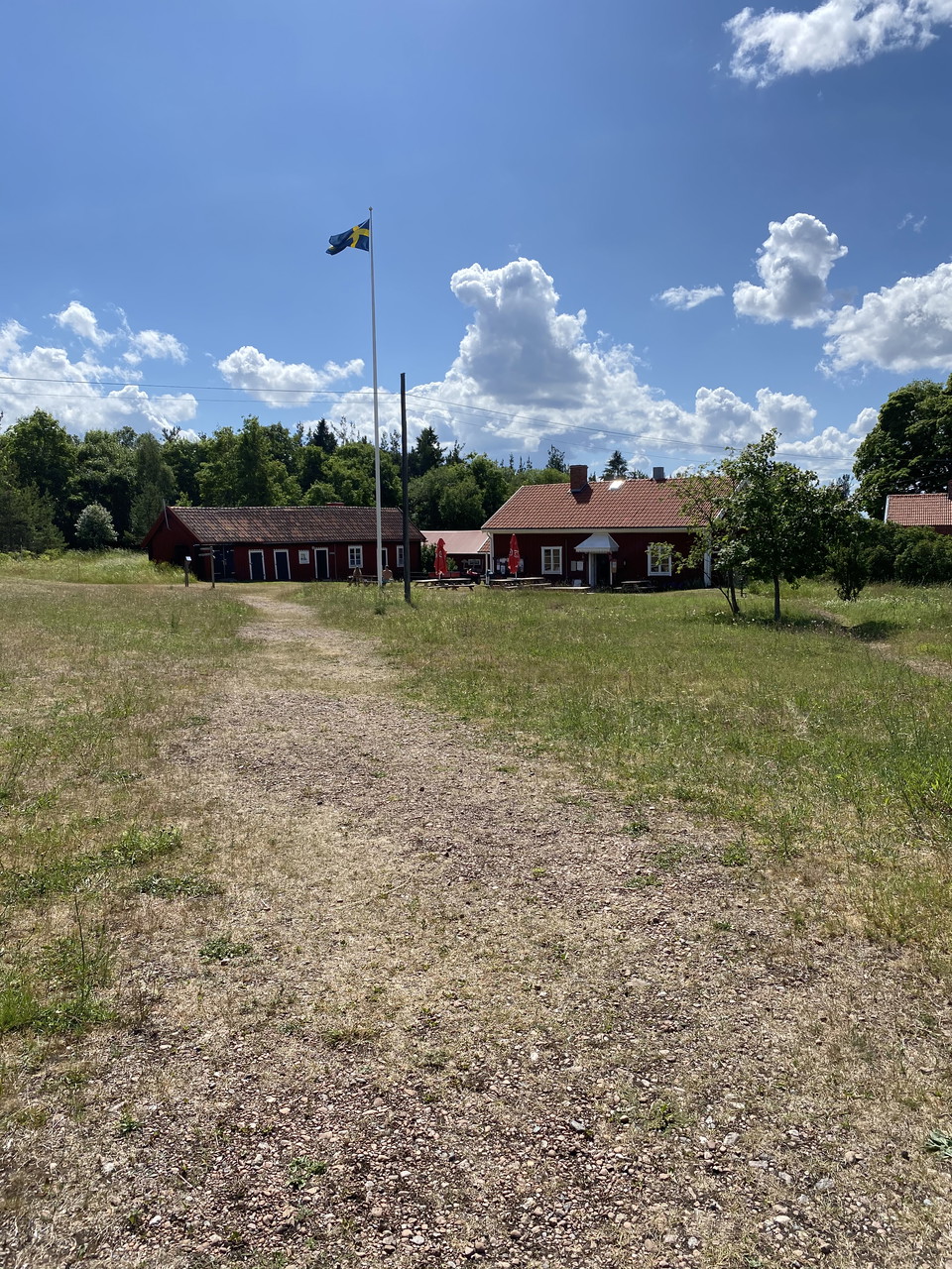 Sommaridyll med café och flaggstång