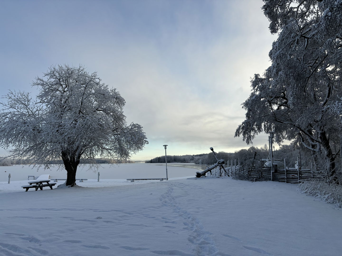 Vy över hamnen i vinterskrud