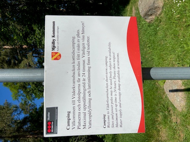 Informationsskylt om ställplatserna