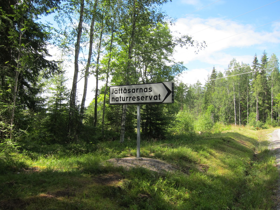 Vägskylt visar vägen mot naturreservatet.